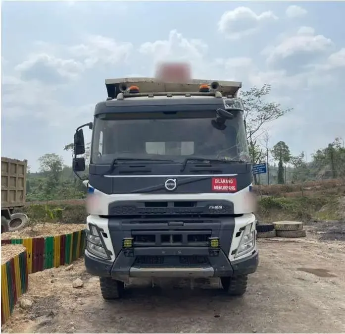 Volvo FMX 400 6x4 2023: Front view