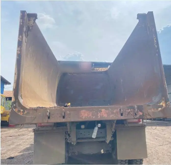 Volvo FMX 400 6x4 2023: Rear view