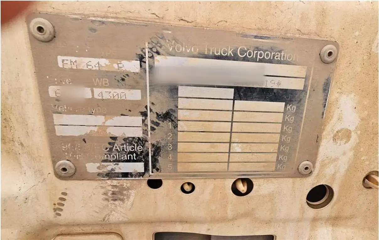 Volvo FMX 400 6x4 2023: Serial plate, number partly masked