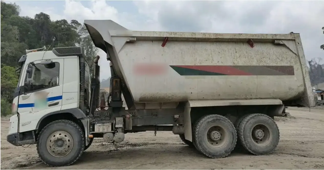 Volvo FMX 400 6x4 2023: Side view