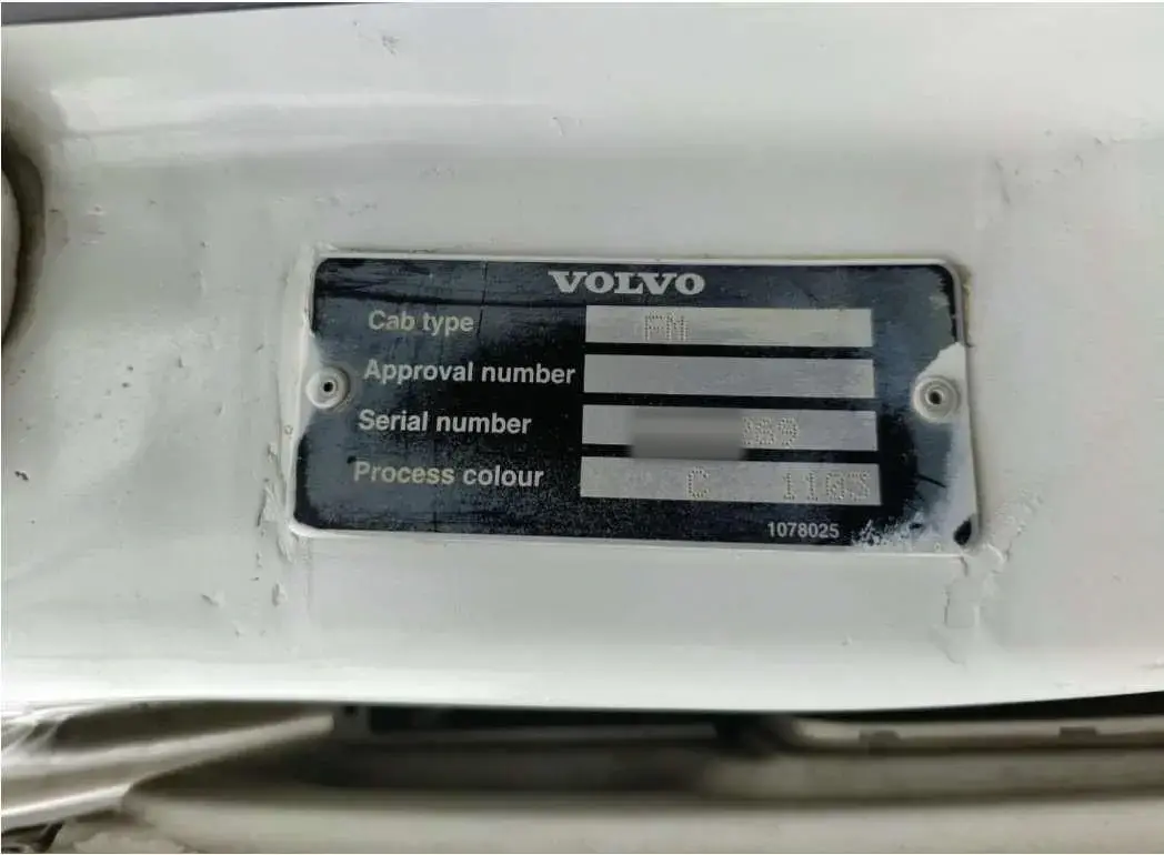 Volvo FMX 400 6x4 2023: Serial plate, number partly masked