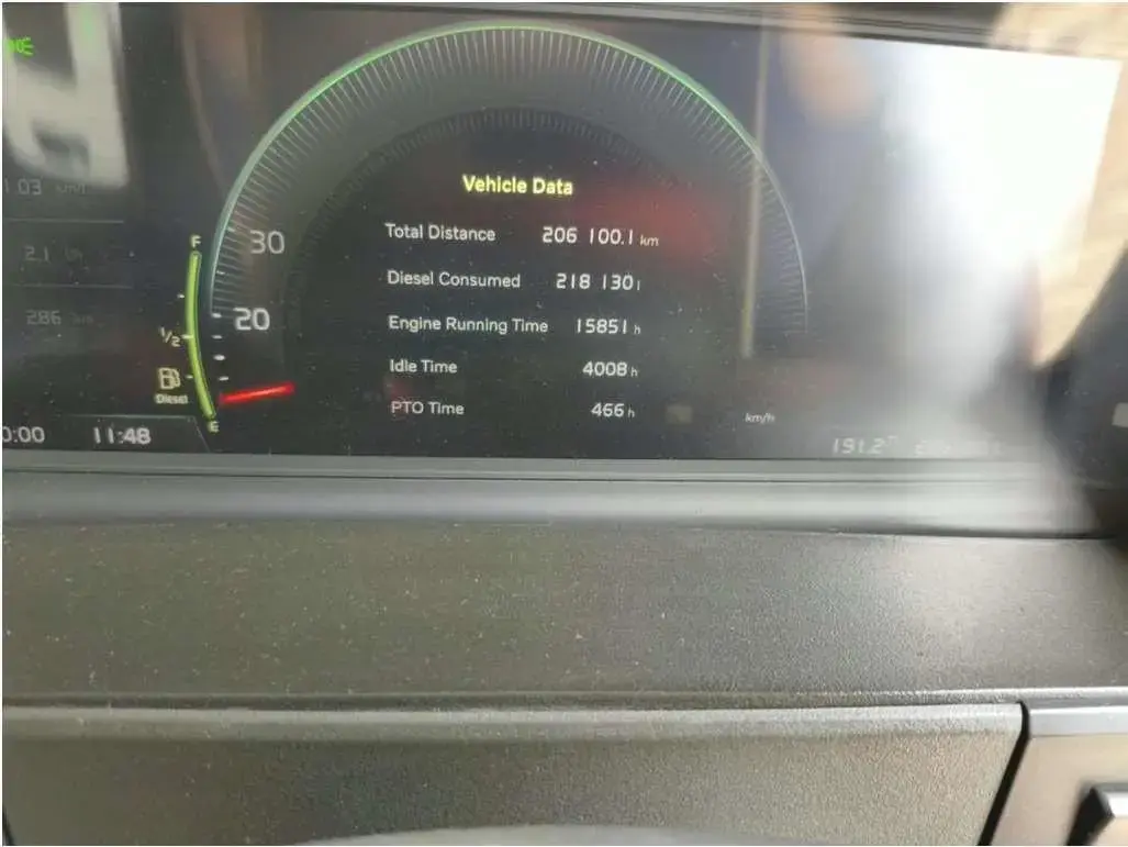 Volvo FMX 400 6x4 2023: Hour meter on the dashboard