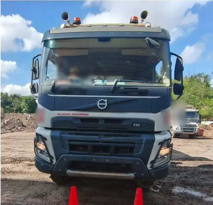 Volvo FMX 400 6x4 2023: Front view